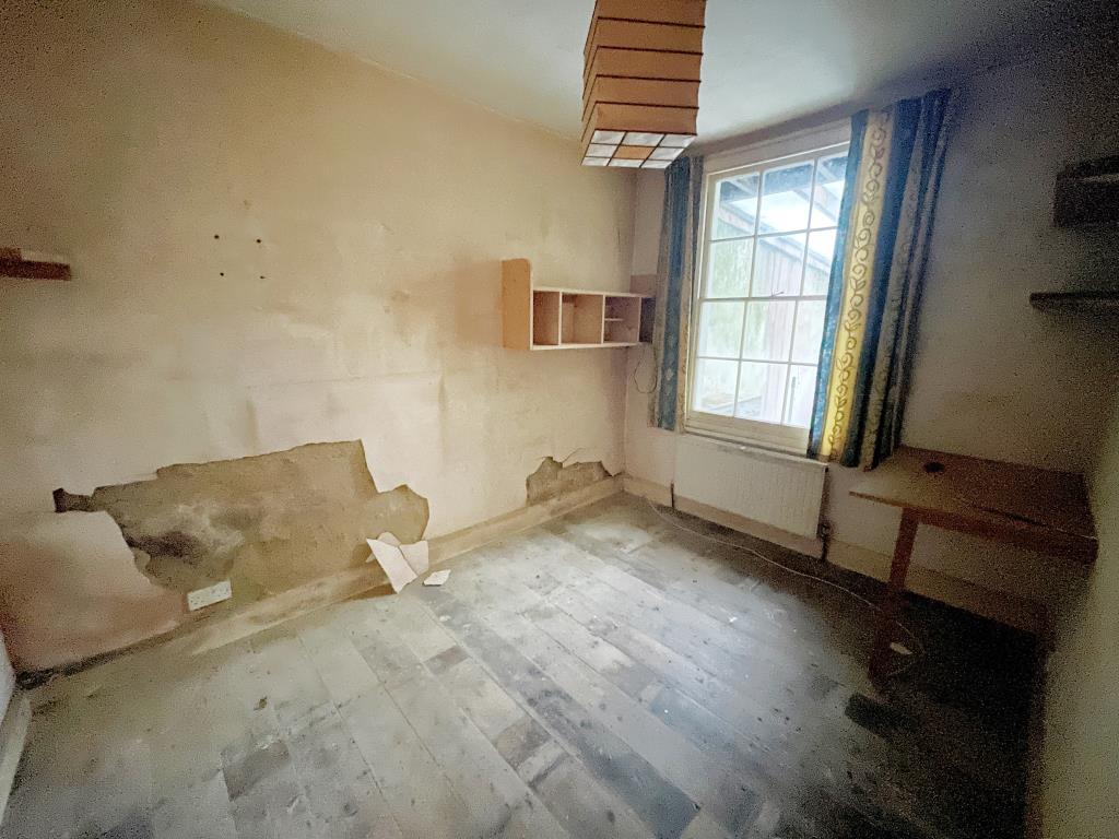 Lot: 66 - THREE-BEDROOM HOUSE FOR REFURBISHMENT/REPAIR - Dining room